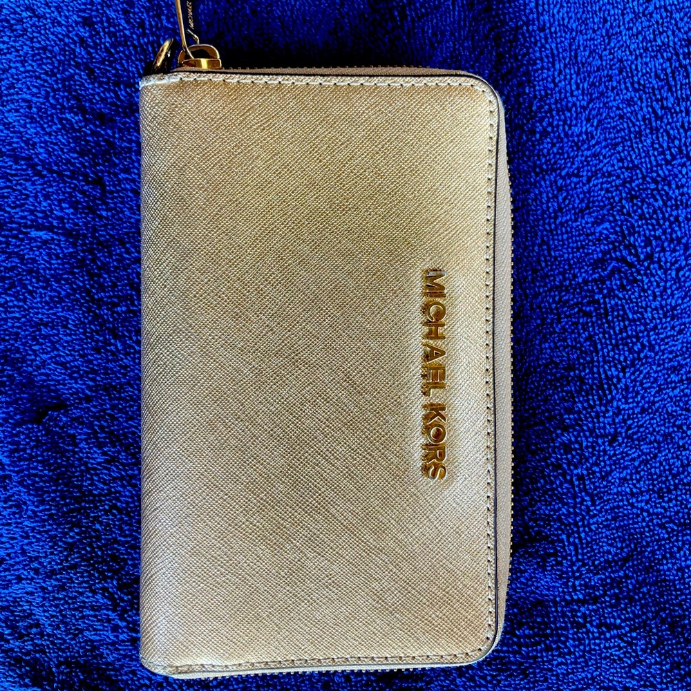 Medium Sized Michael Kors Clutch Wallet ✨